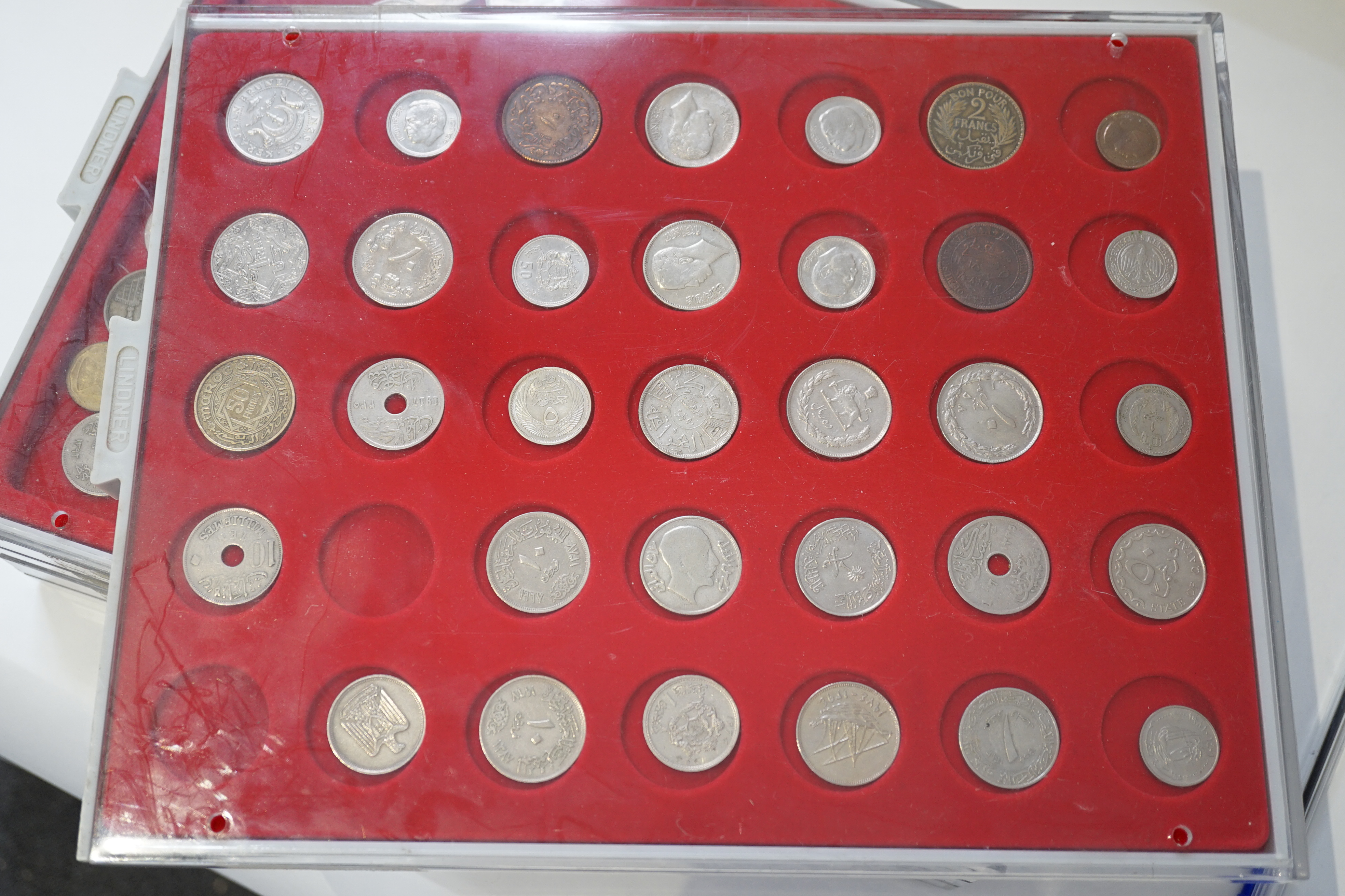 World coins, 20th century to include Tunisia, Palestine, Qatar, France, Italy, USA, housed in cases and a sleeve